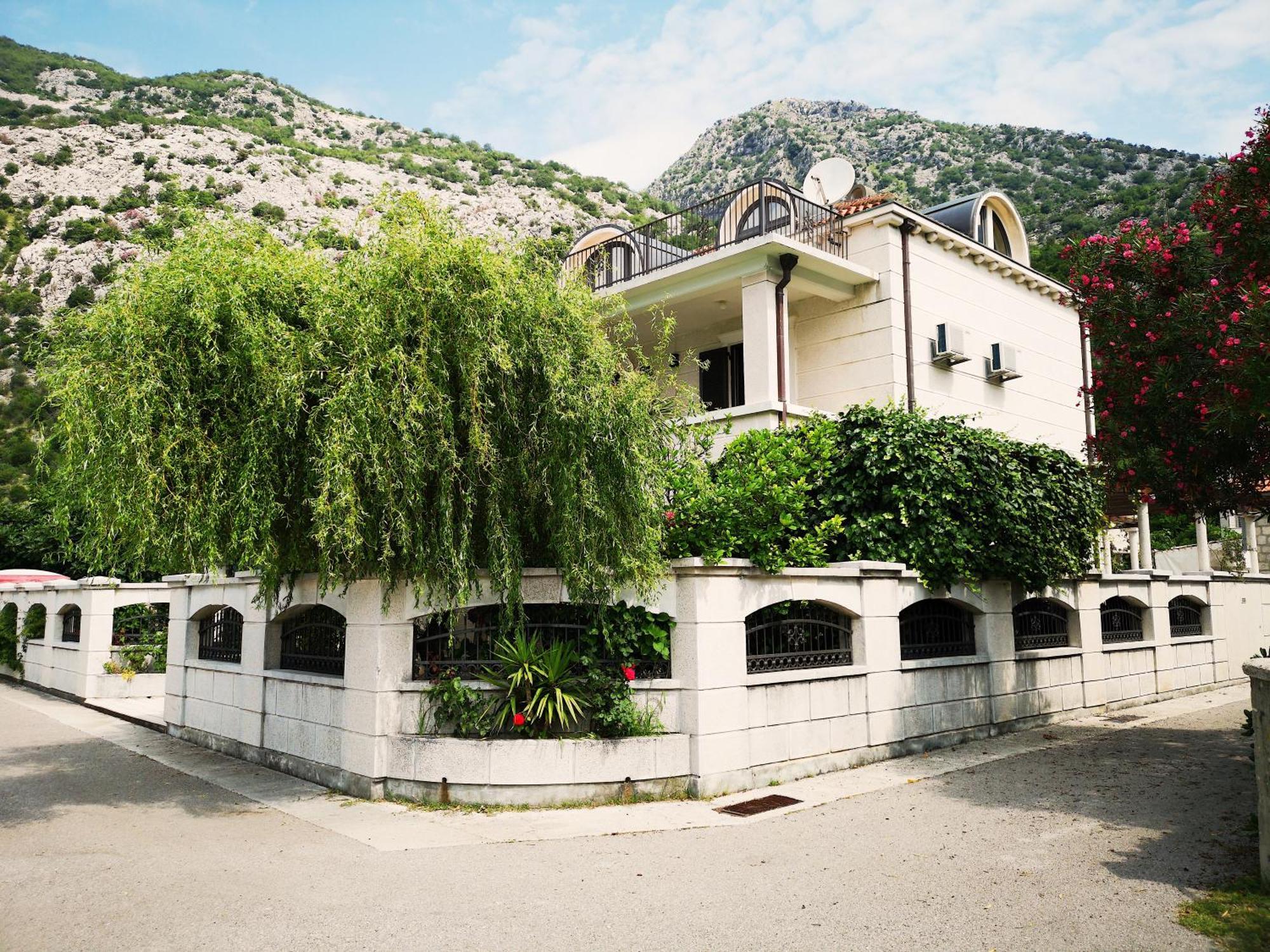 Villa Teuta Risan Exteriör bild
